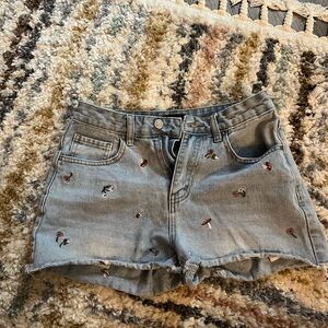 High waisted shorts with mini embroidered flowers
